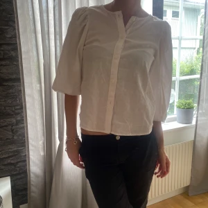 Sommar blus  - Vit somrig blus i linne tyg, passar alla tillfällen😍🩵