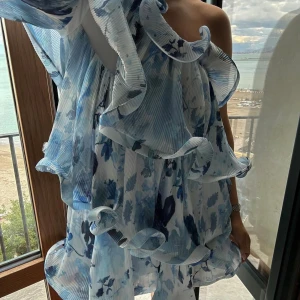 Lojsan x nakd   klänning  - Superfin nu på sommaren och ha med om man ska resa!☀️Den bara är testad och inte använd. Helt slutsåld på hemsidan 