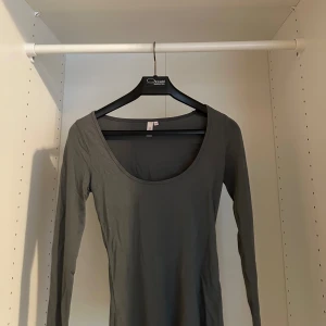 Grå långärmad tröja - • Från Nelly •Storlek XS • Aldrig Använd  • Frakt från 40kr 
