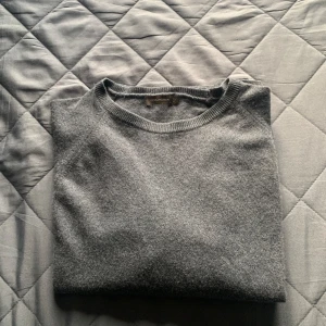 Oscar Jacobson tröja  - Grå Oscar Jacobson tröja. Tröjan är oanvänd(skick 10/10). Nypris ligger runt 1200. Hör av dig vid minsta lilla fråga.