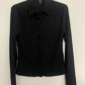 Skjorta - Skjorta ifrån shein, den sägs vara ”L” men den pssat inte nån över M. Ja blev scammad på shein pga storleken så nu säljer jag den för 50kr