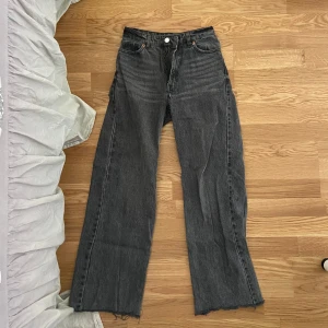Vida jeans - Säljer dessa gråa vida jeans med hög midja från Monki. Storlek 24 (ungefär XS), har klippt benen så de passar någon som är 160 eller något längre/kortare! De är använda, men i bra skick! köpta för 400, säljer för 150kr