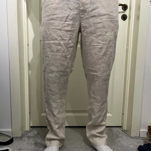 Linnebyxor - Jag säljer ett par linnebyxor från H&M💗De är beiga och alldeles nya, endast testade två gånger. Byxorna har fickor och är i storlek M. Orginalpriset är 450kr😁Jag säljer dessa för att de är en storlek för stora. Hör av dig ifall du har några frågor!👋🏽