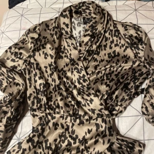 Leopard blus  - Ej änvand, bra