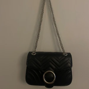 Väska - Liten gullig väska som jag säljer då den inte kommer till användning. Pris kan diskuteras♥️