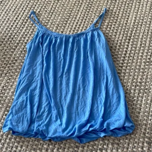 Blå topp från H&M  - Jätte söt blå topp från H&M som tyvärr Inge kommer till användning längre💕perfekt till sommar💕