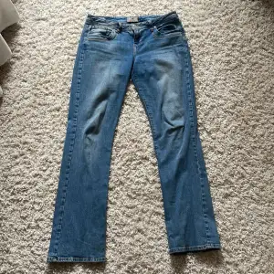 LTB jeans i en fin ljusblå tvätt i modellen valerie, lågmidjade, använda några gånger men i ett bra skick💕 Midjemåttet: 41 rakt över💕 Innerbenslängd: 80cm  💕💕