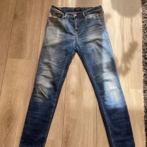 Replay Jeans - Säljer nu mina replay hyperflex jeans efter som att de har blivit för små för mig. Storleken på byxorna är W29 L30. Byxorna är i toppen skick inga fläckar och inga hål. Hör av er vid frågor 🤩👍