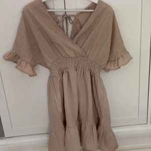 Klänning  - Jätte söt kläning som är lite beige aktig 