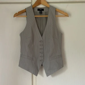 Väst  - Skit snygg kostymväst, jättefin att ha som topp.  Köpt secondhand.🤍