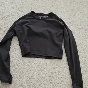 Träningskläder strl. M & L men passar som S - Tränings kläder i bra skick