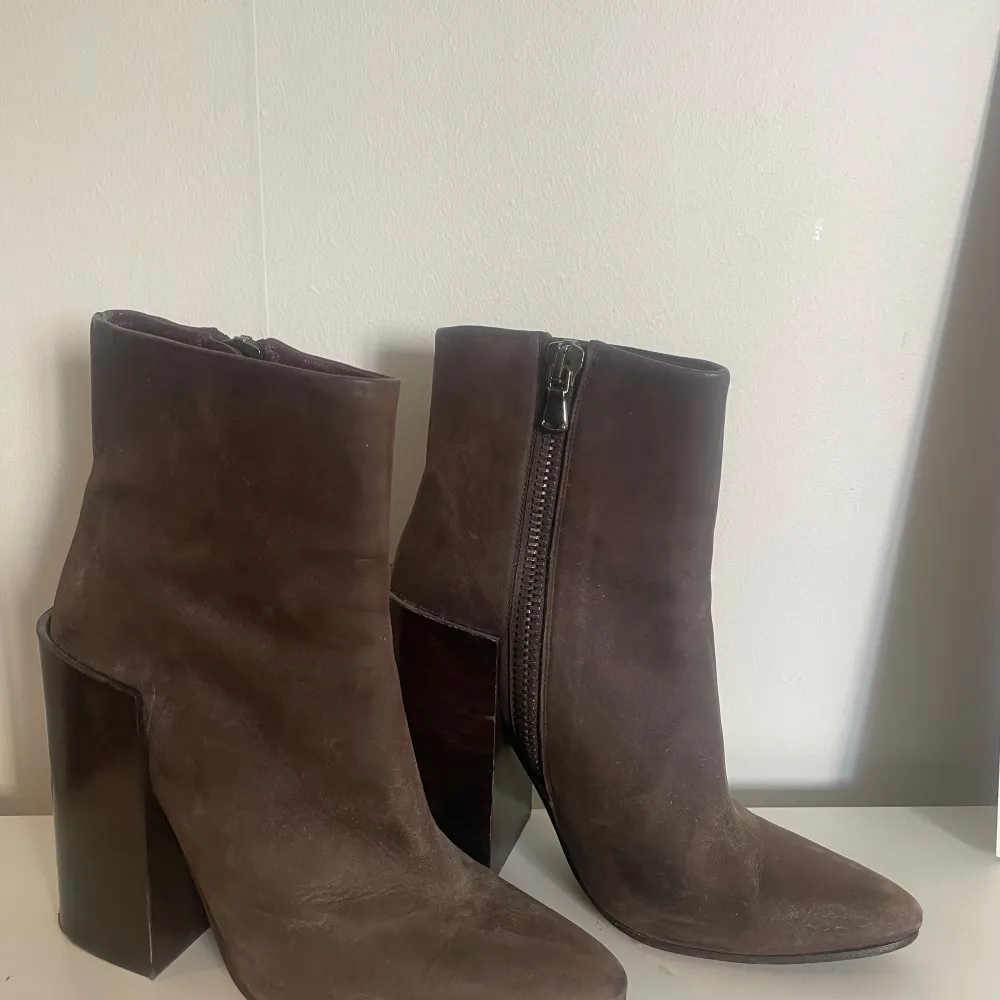 Acne boots med träklack  Använt skick (se bilder) men fortfarande så snygga och mycket att ge  Brunt läder . Skor.