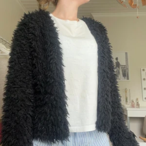 Svart pälsjacka - Intressekoll på min svarta pälsjacka från GinaTricot, använt en gång och har inga defekter!💞