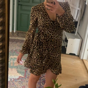 Klänning - Leopard mönstrad klänning från NA-KD