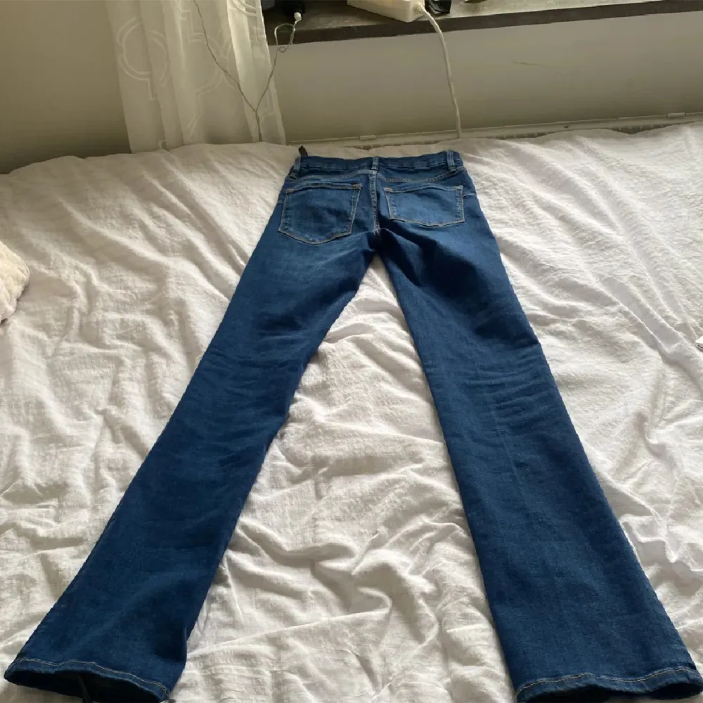 Säljer dessa assnygga mörkblå bootcut jeans. Knappt använda. Köpte dessa inte så jätte länge sen💞. Jeans & Byxor.