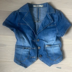 Jeans bolero - En jätte snygg och cool jeans bolero som tyvärr inte passade mig så bra