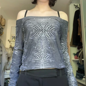 Offshore houlder tröja - Fin off shoulder tröja med zebra tryck😍😍 den är lite stor på mig som har S men det funkar! skriv ifall du har frågor🤘🤘