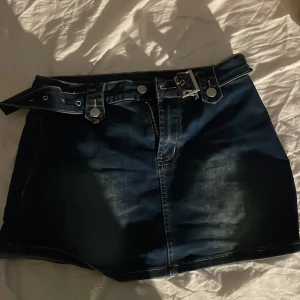 Jeanskjol med bälte - Bra skick, bältet är jätte fin på kjolen dock så är den lite kort!