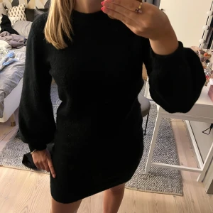 Stickad klänning - Fin stickad klänning! Passar till alla årstider! Kommer inte till användning. Inte använd många gånger🩷