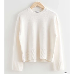 Stickad tröja - Säljer denna stickade tröjan från other stories! Knappt använd. Köpt för 490 och säljer för 199kr💞