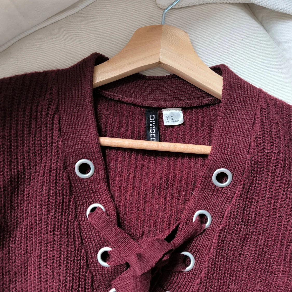 Stickad tröja med snörning - 90