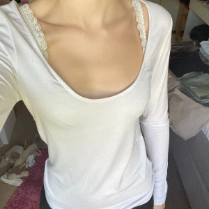 Vit urringad tröja - Säljer en vit långärmad urringad tröja från Lager 157💗Strl. XS, men kan även kanske passa en S🙌🏻Använd 1 gång, helt felfri!! Perfekt basplagg/basic❤️Billiga kläder➡️min profil🤩