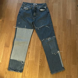 Patchwork jeans - Säljer mina fina patchwork jeans från pull&bear då dem inte passar mig längre. Som nya, använda 2gånger!