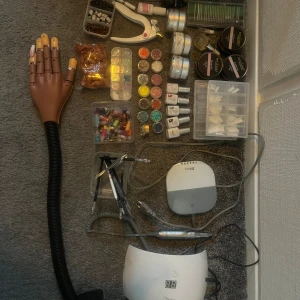 Nagelsaker - Hej! Säljer nu alla mina nagelsaker då jag inte gör naglar längre. Allting är köpt för över 5000kr men ja kan sälja allt för 3500kr (billigare vid snabb o smidig affär.) Vissa saker kan säljas separat. (Alla glitter är helt oöppnade och vissa gelèn)