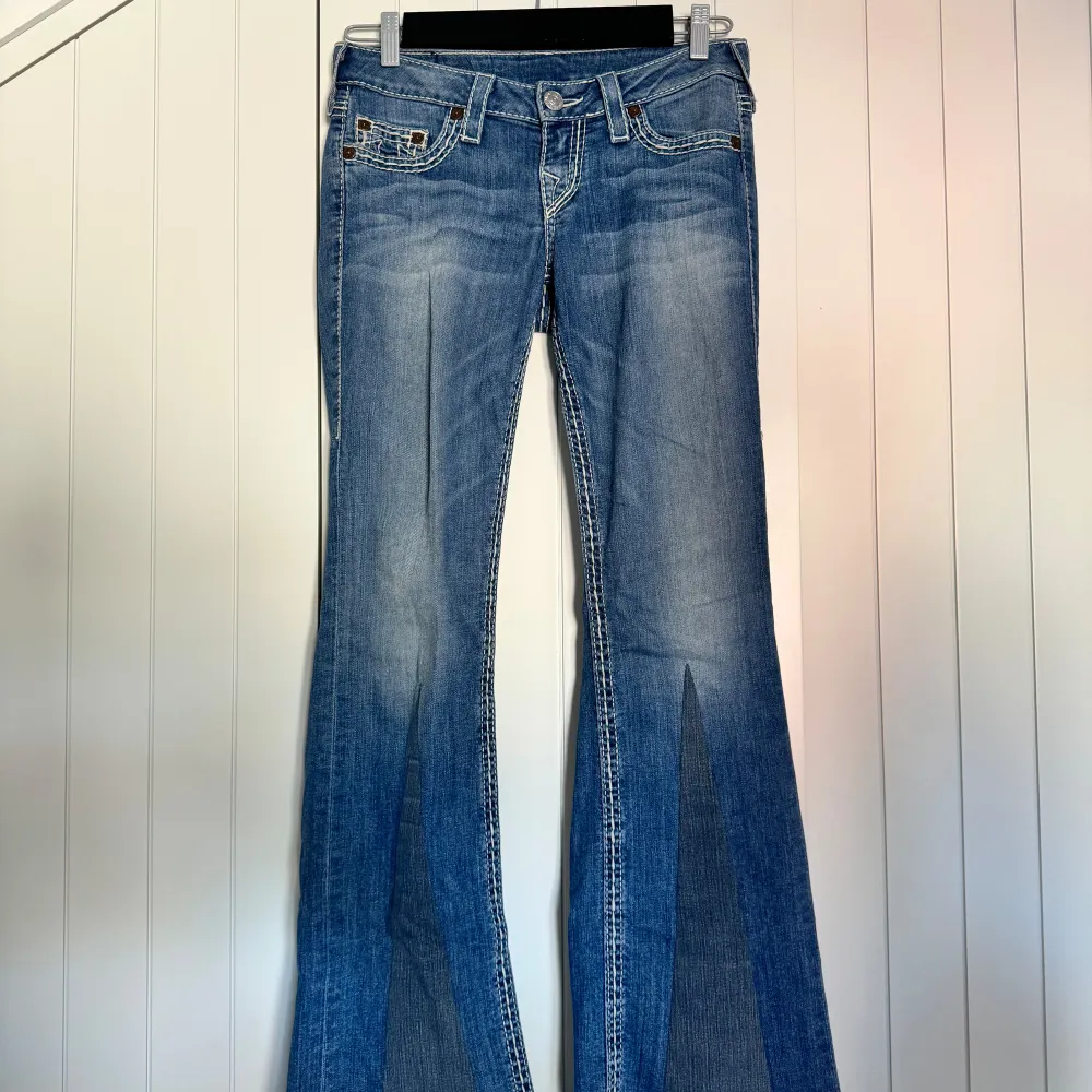 Otroligt snygga boot cut jeans från True Religion!!🙌🏼 Jeansen är köpta vintage i London i strl 26. De har dessutom insydda kilar. Säljer då de ej kommer till användning längre. ❤️. Jeans & Byxor.