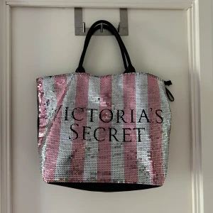 Väska - Väska från Victoria Secret som köptes för flera år sedan. Stor och rymlig. Så himla fin 🎀 