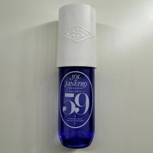Sol De Janeiro 59 - Använd ett få tal gånger. Den nya kropps- och hårmisten från Sol de Janeiro. Huvudingredienser: Plommon, söt viol, vanilj, ambra, rent sandelträ, fräsch vetiver