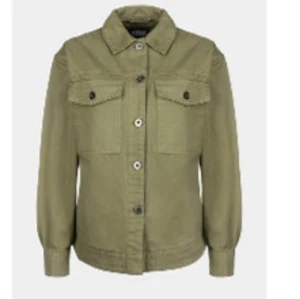Jeans jacka - Jeans jacka i olivgrön färg, fin till hösten men passar mig inte längre. Storlek 36 S/M  Nyskick inga defekter, köpt på zalando men säljs inte längre.
