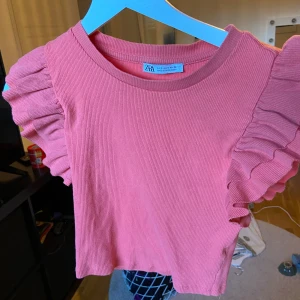 Volang topp - Köparen står för frakt Ja säljer en jättegullig topp från zara i storlek S. Bra skick skriv för fler bilder.