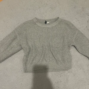 Stickad grå tröja - Stickad grå tröja som är lite croppad och använd få gånger💕 Pris kan diskuteras och köparen står för frakten💕