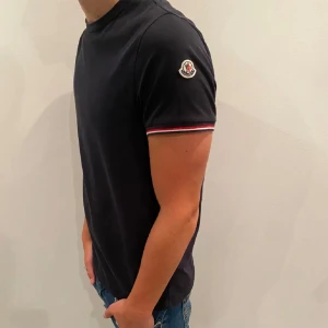 Moncler Tshirt - Hej! Säljer nu min as snygga moncler tshirt nypris 3500 eftersom den inte kommer till användning, Givetvis äkta Fint skick!