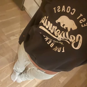 Collage tröja - Mysig tröja köpt för 400 på Bikbok för nått år sen!💕