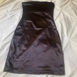 Fin festklänning från HM. Helt oanvänd då jag inte hitta tillfälle att använda:) klänningen är i ”silkesmaterial” eller något liknande glansigt tyg.