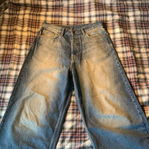 Weekday Astros baggy jeans - Lite heelbite men inget illa. Säljer pga bytt stil Skriv för frågor/bilder 