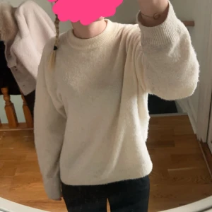 Stickad tröja - Vit stickat mysig tröja 💞lite nopprig men fint skick!