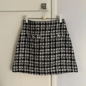 Boucle kjol svart/vit - Jätte söt boucle kjol från H&M, aldrig använd och prislappen kvar ☺️ 