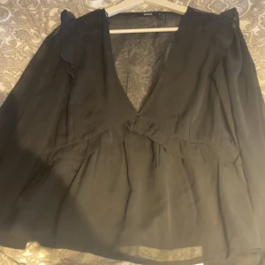 Bikbok blus - Säljer pågrund av att den inte passar mig längre💞 Den är bara använd några gånger💗💗 