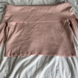 Ljus rosa axellös tröja  - En ljus rosa axellös tröja med storleken L och använd 4 gånger och nytvättad. (Du måste vila ner den)