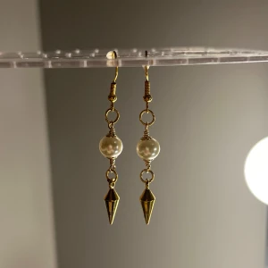 Guldiga örhängen - Säljer ett par supersnygga örhängen, aldrig använda!💕🌸💋