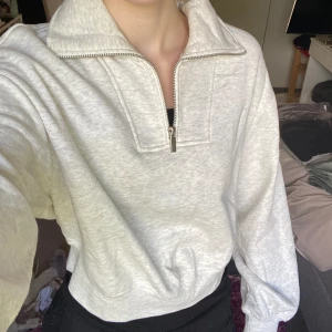 Vit quarter zip tröja - Säljer en vit/ljusgrå quarter zip sweatshirt från h&m divided i strl. XS💗Använd ca 3 gånger och har inga fel!! Perfekt basplagg/basic som man bara kan slänga på sig om man fryser🤩Biliga kläder➡️min profil❤️