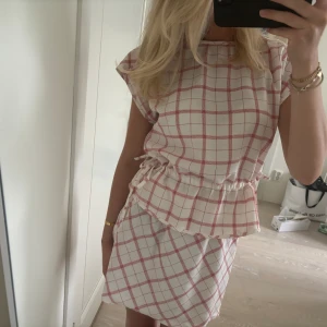 Matchande set - Superfint matchande set med kjol och topp😍 köpt secondhand och står tyvärr inget märke:(