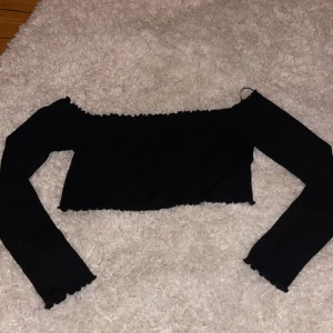 Topp - Topp från BikBok med fina detaljer. Storlek L men passar även M. Knappt använd så den är i väldigt bra skick. 
