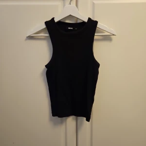 Svart linne  - Snygg svart linne från Bikbok. Perfekt för sommaren! Katt finns I hemmet