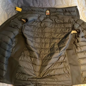 Parajumper väst  - Storlek S  Väldigt bra skick, ser ut som ny  Inte använd så mycket 