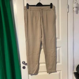 Beigea kostymbyxor  - Aldrig använda pga gillade inte färgen och nu har jag vuxit ur dem.