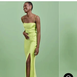 Satin klänning  - En fiiiin klänning från Gina, i strl xs! Säljer för att den inte satt bra + för lång på mig som är strax under 160cm lång. Helt oanvänd !